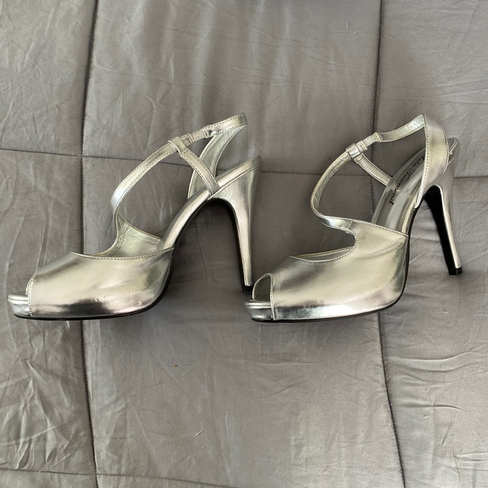 Lulu Townsend size 8 silver platinum heels